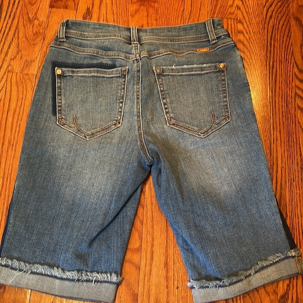 EUC Inc International Concepts Distressed Denim Cuff Shorts Size 6 - Picture 12 of 17